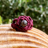 Anello macramé artigianale in colore bordeaux con perla centrale, perfetto per uno stile unico e raffinato