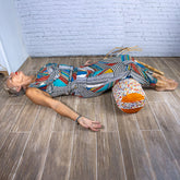 Cuscino dorsale bolster yoga personalizzato in uso durante una posizione di rilassamento
