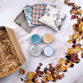 Confezione regalo box benessere corpo con candele profumate e stoffe decorative