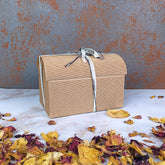 Confezione regalo box benessere corpo in cartone naturale con nastro decorativo