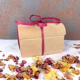 Confezione regalo con nastro, ideale per box degustazione tisane con fiori essiccati decorativi