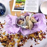 Confezione regalo con box degustazione tisane, tè in bustine e petali di rosa decorativi