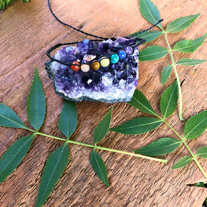 Bracciale chakra in macramé con pietre naturali