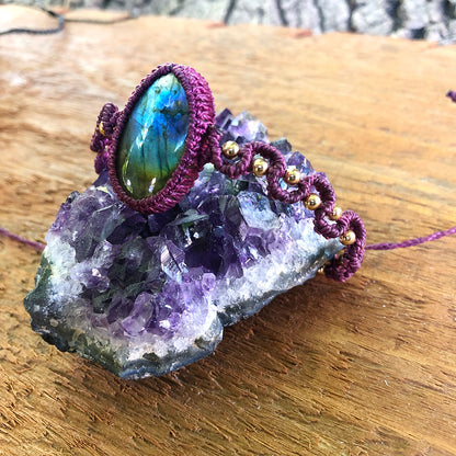 Bracciale in macramé con cristallo di labradorite naturale