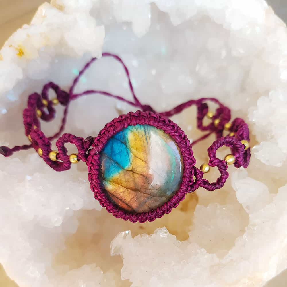 Bracciale in macramé con cristallo di labradorite naturale