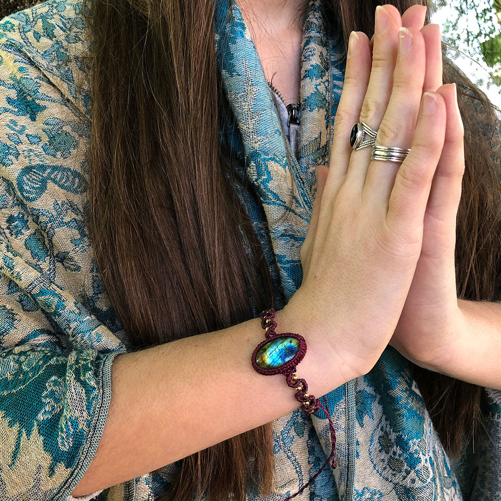 Bracciale in macramé con cristallo di labradorite naturale