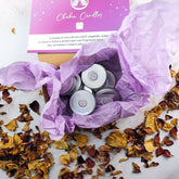 Confezione regalo con candele Chakra in barattoli, box esperienza olfattiva con rose essiccate