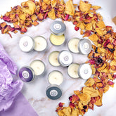 Confezione regalo con candele profumate in latta per un box esperienza olfattiva unico