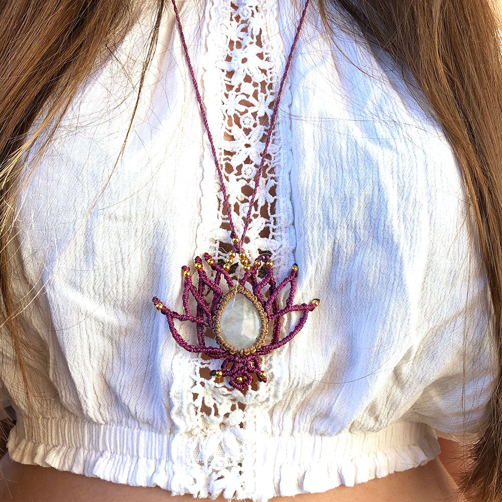 Collana fiore di loto in macramé con pietra di luna