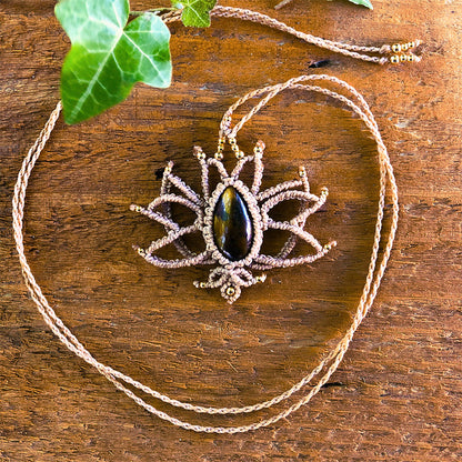 Collana fiore di loto in macramé con occhio di tigre