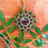 Collana mandala macramé verde con pietra centrale, ideale per uno stile boho e unico