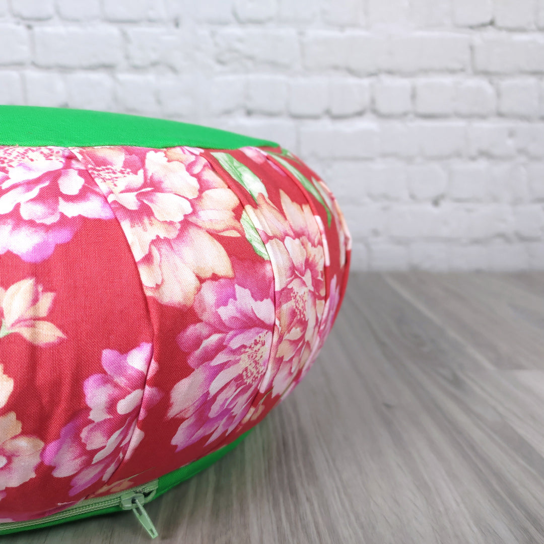 Cuscino zafu meditazione rotondo con stampa floreale colorata, ideale per il supporto lombare