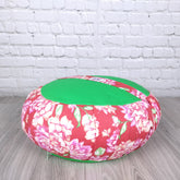 Cuscino zafu meditazione con design floreale rosa e verde per un comodo supporto durante la meditazione