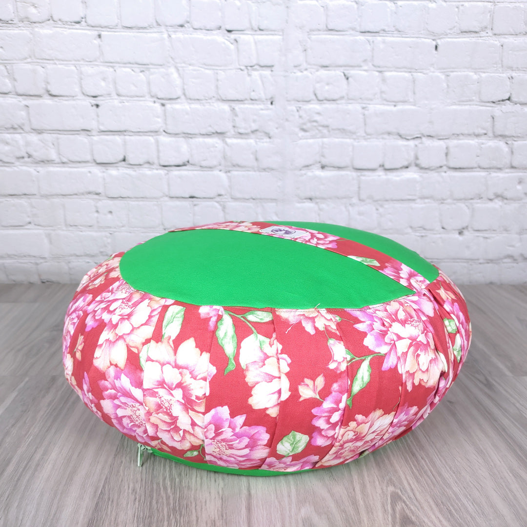 Cuscino zafu meditazione con design floreale rosa e verde per un comodo supporto durante la meditazione