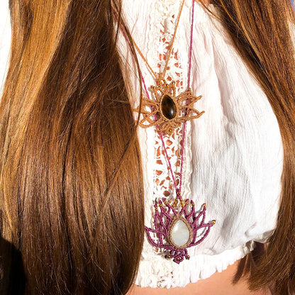 Collana fiore di loto in macramé con occhio di tigre