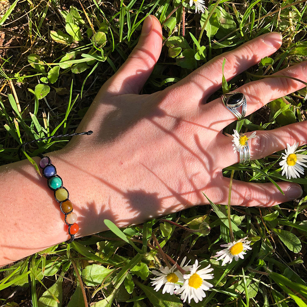 Bracciale chakra in macramé con pietre naturali