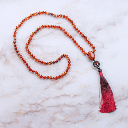 Collana mala diaspro rosso e corniola con nappe in tono rosso per un tocco di eleganza