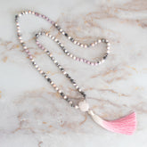 Collana mala kunzite diaspro con perle delicate e nappo colorato per meditazione