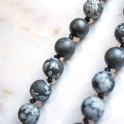 Mala 108 grani &quot;Io sono Protetto&quot; in Ossidiana Fiocco di Neve e Howlite Bianca