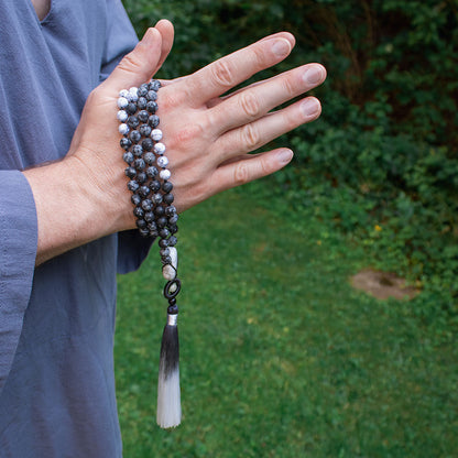Mala 108 grani &quot;Io sono Protetto&quot; in Ossidiana Fiocco di Neve e Howlite Bianca