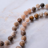 Collana mala pietra del sole e legno con perle lucide e opache per un look elegante e naturale