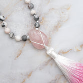 Collana mala quarzo rosa e diaspro con pendente rosa e nappo colorato per meditazione