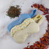 Mascherina balsamica per occhi in diverse fantasie con erbe naturali per un rilassamento ottimale