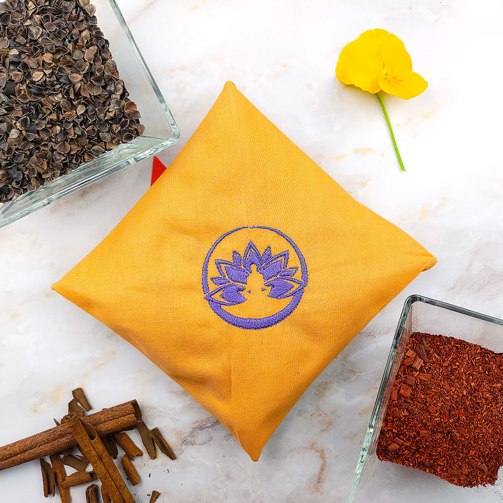 Set completo aromaterapia chakra in un cuscino giallo con simbolo di meditazione e erbe aromatizzate