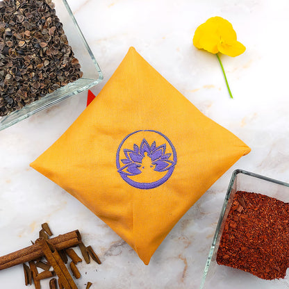 Set completo aromaterapia chakra in un cuscino giallo con simbolo di meditazione e erbe aromatizzate