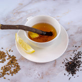 Set completo tisane chakra in tazza bianca con limone e bastone aromatico su piattino