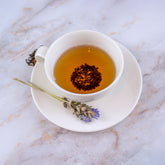Tazza con tisana del set completo tisane chakra accompagnata da fiori di lavanda