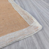 Stuoia da spiaggia Shop Zen in fibra naturale con bordi rifiniti per un comfort ottimale al mare